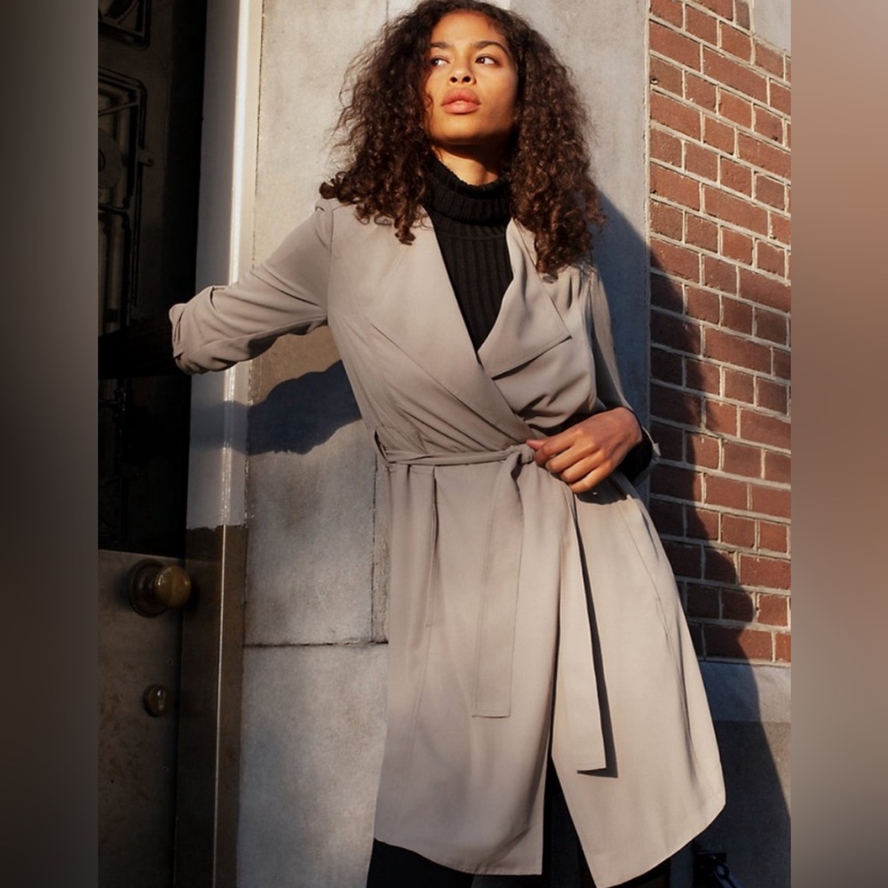 Aritzia Babaton Quincey Flowy Lightweight trench coat Size Medium In Taupe - Picture 7 of 16